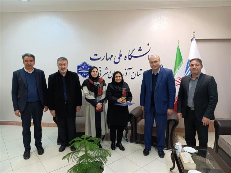 تقدیر از کارکنان زن