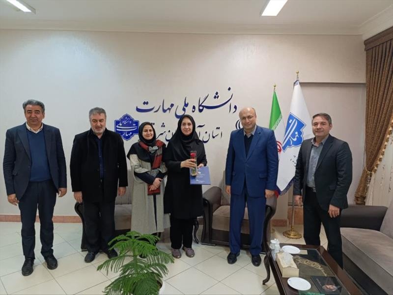 تقدیر از کارکنان زن