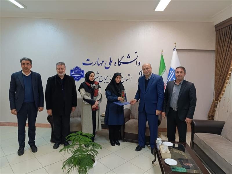 تقدیر از کارکنان زن